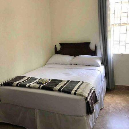 Kelly'S Studio Apartment - Rental Near Airport, Amenities And Bus Route Saint Philip Zewnętrze zdjęcie